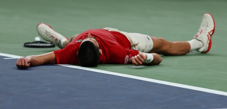 Djokovic nằm vật ra sân và phải đo huyết áp giữa trận đấu - Ảnh 1.