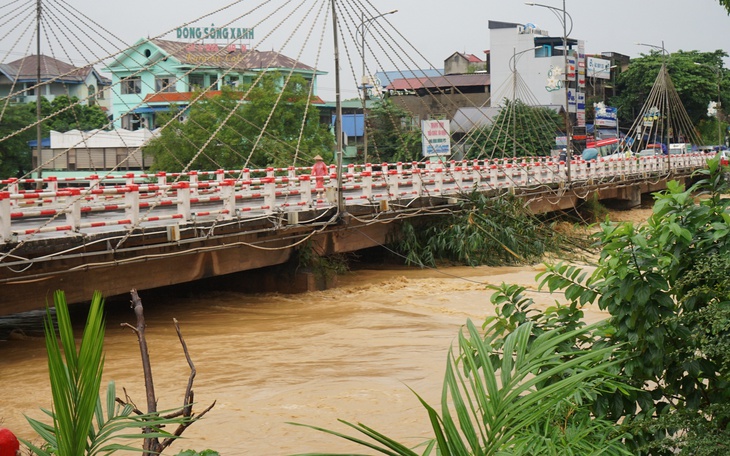 Mưa lũ lịch sử nhiều nơi, Thủ tướng yêu cầu chủ động di dời, sơ tán dân cư đến nơi an toàn - Ảnh 2.