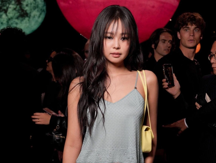 Giống Rosé, Jennie BlackPink bị chê mặc đồ ngủ đến Paris Fashion Week - Ảnh 1.