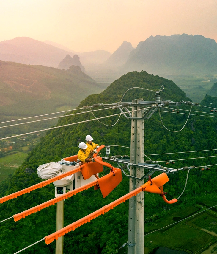 Tổng công ty Điện lực miền Trung 50 năm vươn lên trong gian khó - Ảnh 1.