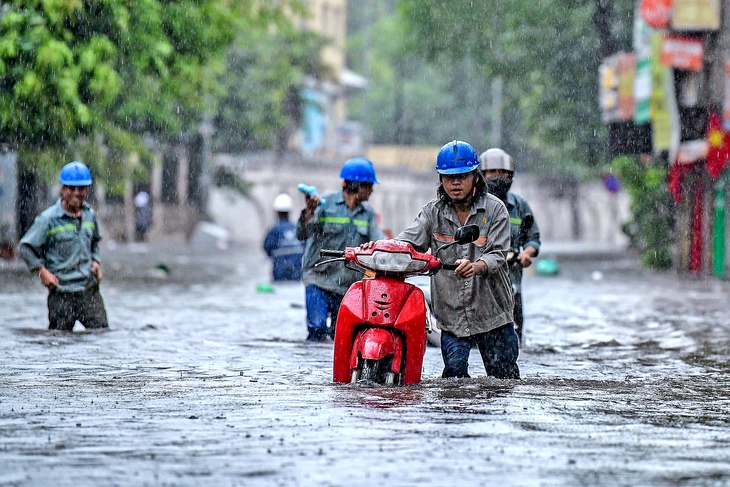 Mưa lũ lịch sử nhiều nơi, Thủ tướng yêu cầu chủ động di dời, sơ tán dân cư đến nơi an toàn - Ảnh 1.