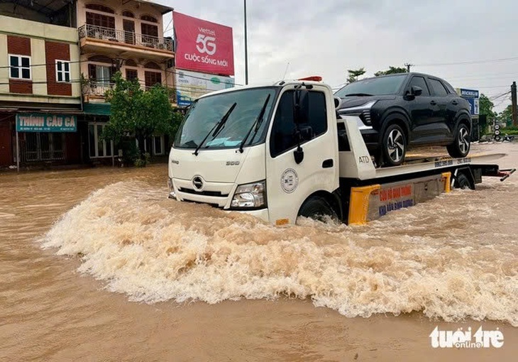 29 điểm ngập ở Hà Nội xe cộ không thể lưu thông - Ảnh 1.