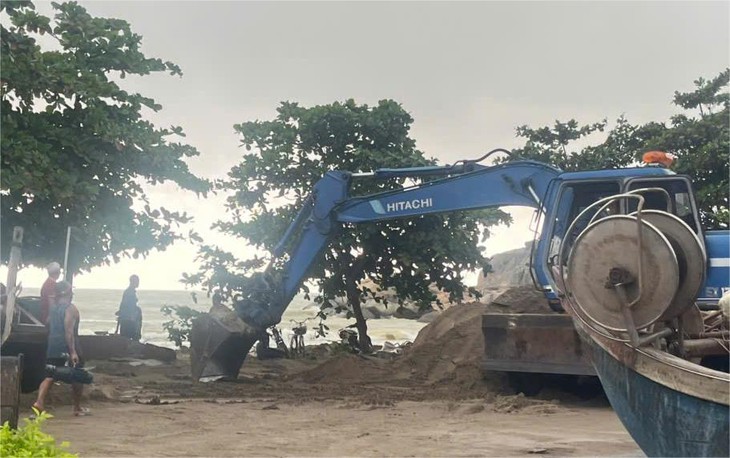Thu dọn gần 15.000m³ cát biển tràn trên đường Hồ Xuân Hương ở Sầm Sơn - Ảnh 5.