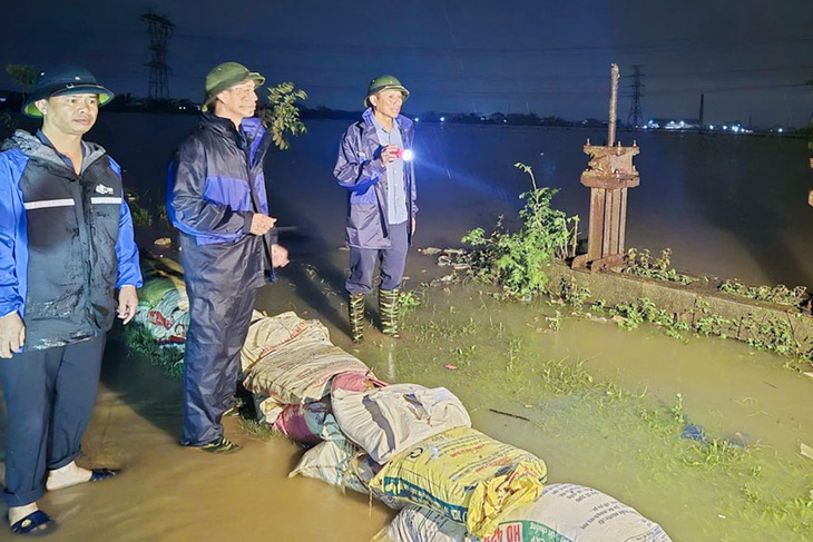 Tràn đê bối, nước lũ cuồn cuộn trong đêm, hàng nghìn người sơ tán khẩn cấp - Ảnh 4.