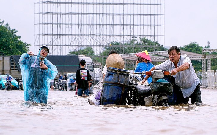 Chủ tịch Hà Nội: Bằng mọi cách tiếp cận nơi ngập sâu để cứu trợ lương thực, không để dân đói - Ảnh 2.