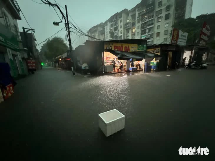 Mưa xuyên đêm, nhiều tuyến phố Hà Nội thành sông - Ảnh 1.