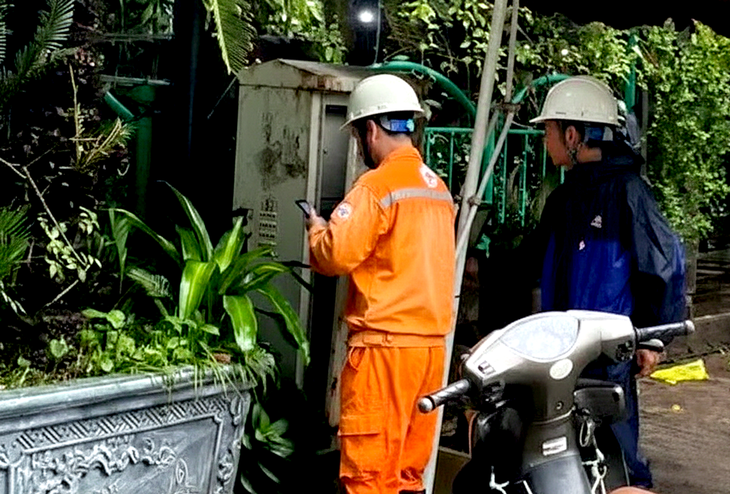 Hà Nội: Nhiều người tê chân tay khi đi qua đoạn ngập nước, nghi rò điện dưới lòng đường - Ảnh 1.