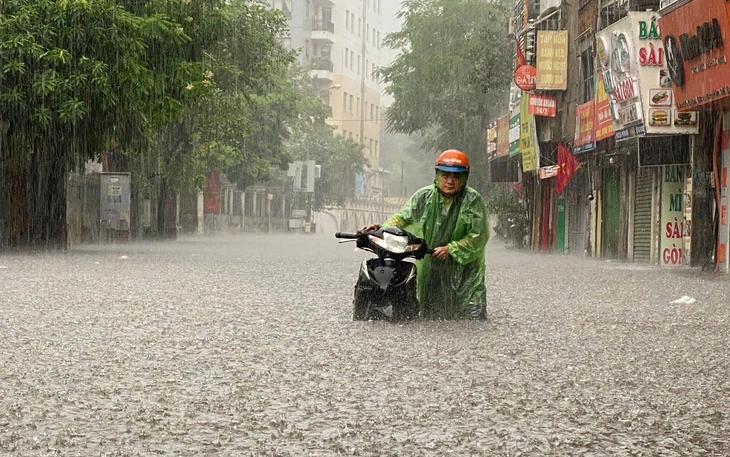 'Nở rộ' dịch vụ chở xe máy qua điểm ngập giá... 200 nghìn cho quãng đường hơn trăm mét - Ảnh 5.