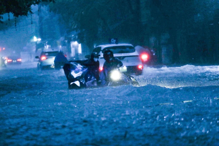 Mưa xuyên đêm, đường phố Hà Nội bắt đầu ngập sâu - Ảnh 2.