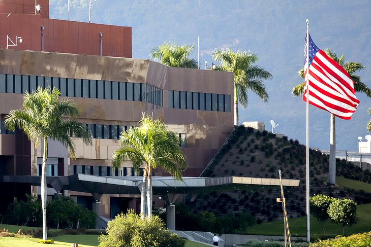 Venezuela cảnh báo âm mưu đánh bom Đại sứ quán Mỹ ở Caracas - Ảnh 1.