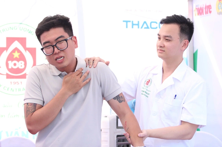 Tổn thương gân cơ trên gai đáng ngại thế nào với người đá bóng? - Ảnh 1.