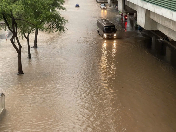 Es hat die ganze Nacht geregnet, viele Straßen in Hanoi verwandelten sich in Flüsse – Foto 2.