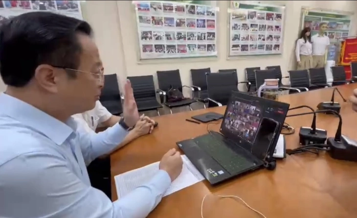 Giám đốc Sở GD-ĐT Hà Nội xắn quần, lội nước kiểm tra trường học ứng phó với ngập lụt - Ảnh 2.