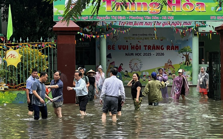 Sau 12 tiếng, người Hà Nội vẫn phải dùng thang trèo lên nhà vì ngập sâu, Mỹ Đình hóa 'cảng nước sâu' - Ảnh 22.