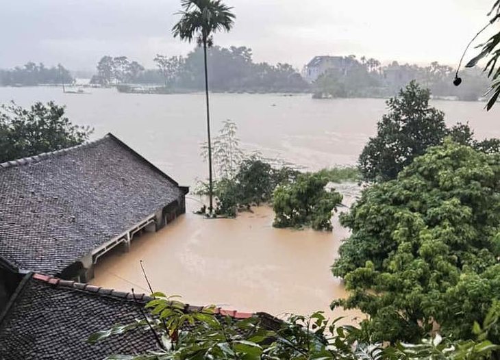 Tràn đê bối, nước lũ cuồn cuộn trong đêm, hàng nghìn người sơ tán khẩn cấp - Ảnh 3.