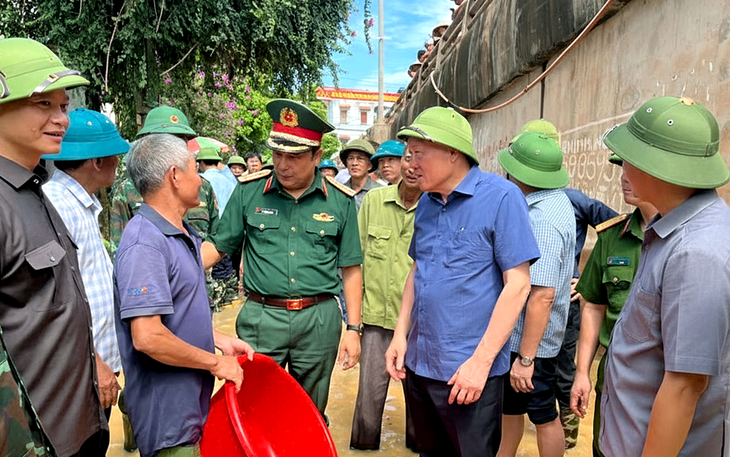 Bắc Ninh: Nước lũ bủa vây, cô giáo phải chèo thuyền đến lớp, dân làng hò nhau giữ đê - Ảnh 2.