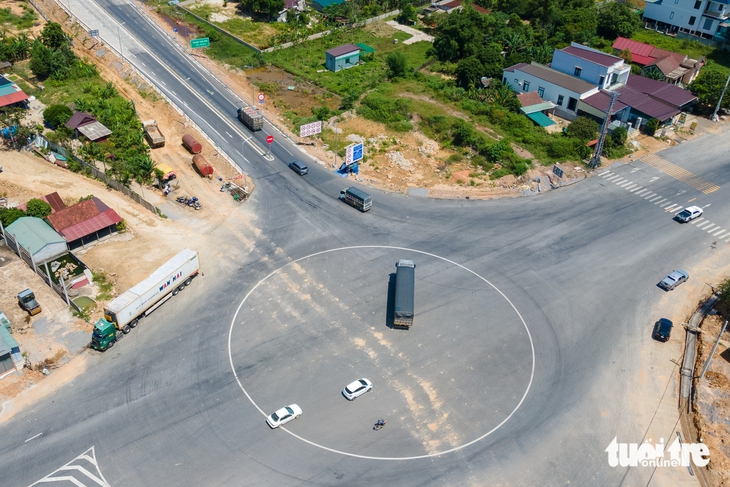 Giao thông bát nháo tại nút giao cao tốc Cam Lộ - quốc lộ 9, tài xế tùy tiện dừng đậu - Ảnh 6.