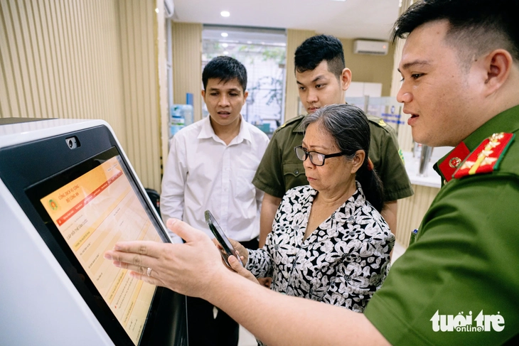 Công an TP.HCM ra mắt bộ phận một cửa tại công an cấp xã - Ảnh 2.