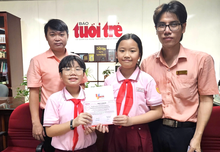 Học sinh tiểu học dành tiền tiêu vặt giúp bạn miền Trung ‘lợp lại mái nhà’ - Ảnh 1.