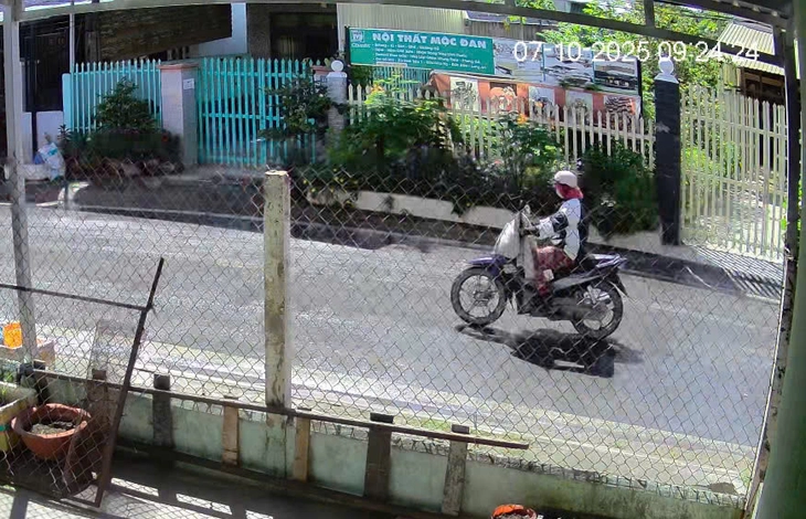 Bé trai 11 tuổi bán vé số bị người phụ nữ dụ 'cho xe đạp điện' rồi giật 140 tờ - Ảnh 1.