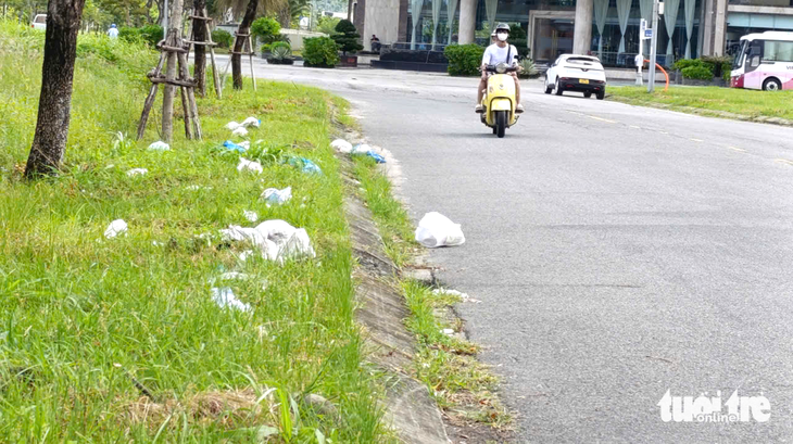 Phường lập tổ tuần tra, mật phục ngày đêm xử phạt nhiều người xả rác - Ảnh 3.
