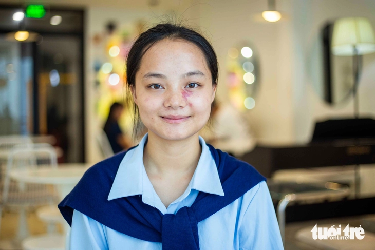 Cô gái Mông bán hàng rong ở Sa Pa giỏi văn nhì tỉnh, đậu Đại học Thương mại - Ảnh 7.