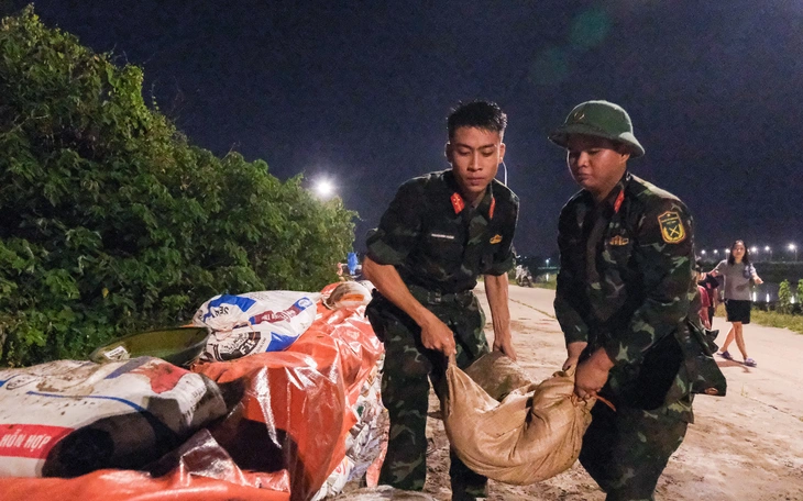 Lũ trên sông Thương cuồn cuộn chảy, sẽ vượt mốc lịch sử năm 1986 - Ảnh 2.