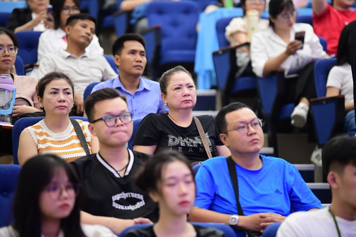 Tiểu thương hào hứng học chuyển đổi số qua sân chơi 'Lên số - Lên đời' - Ảnh 3.