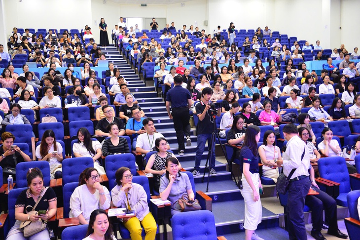 Tiểu thương hào hứng học chuyển đổi số qua sân chơi 'Lên số - Lên đời' - Ảnh 1.