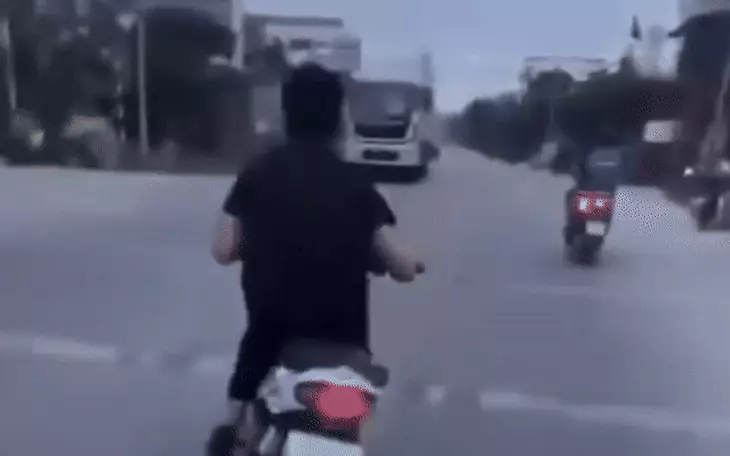 Nhóm thanh niên 'đầu trần', đu bám theo xe chở phạm nhân - Ảnh 3.