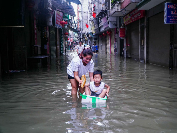 Hà Nội sẵn sàng sơ tán 36.000 dân, huy động doanh trại quân đội, bổ sung ngân sách cho xã - Ảnh 1. Hà Nội sẵn sàng sơ tán 36.000 dân, huy động doanh trại quân đội, bổ sung ngân sách cho xã - Ảnh 1.