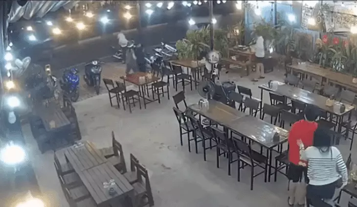 Mâu thuẫn trên bàn nhậu, thanh niên lao ô tô vào quán tông chết người - Ảnh 1.