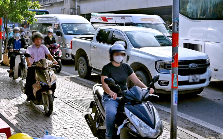 TP.HCM dùng camera và phản ánh từ người dân để xử lý vi phạm vỉa hè - Ảnh 2.