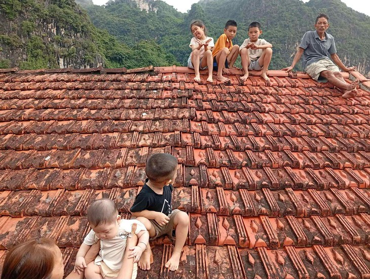 Ngập lụt lịch sử, người dân trèo lên mái nhà, tháo chạy lên núi chờ cứu - Ảnh 1.
