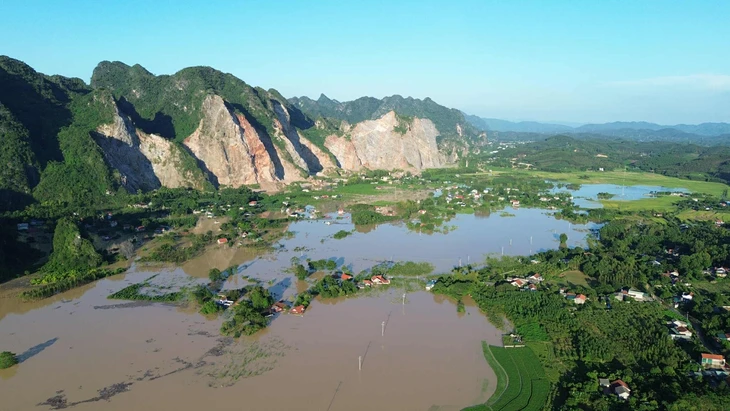 Ngập lụt lịch sử, người dân trèo lên mái nhà, tháo chạy lên núi chờ cứu - Ảnh 2.