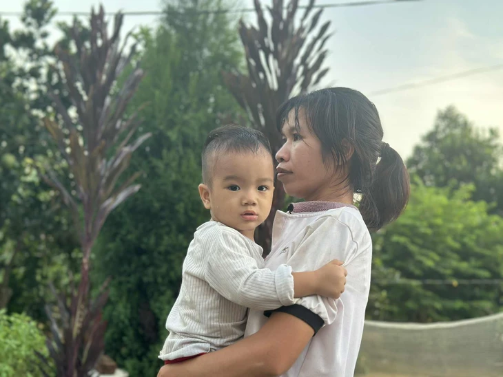 Ngập lụt lịch sử, người dân trèo lên mái nhà, tháo chạy lên núi chờ cứu - Ảnh 5.