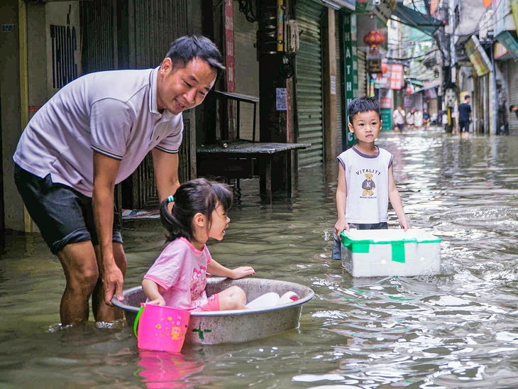 Hà Nội ngớt mưa, nhiều trường cho học sinh đi học lại, một số trường vẫn học online - Ảnh 1.