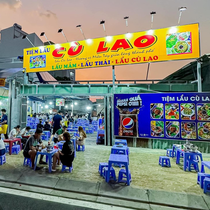 Tiệm Lẩu Cù Lao tặng thẻ bảo hiểm y tế cho học sinh - Ảnh 4.