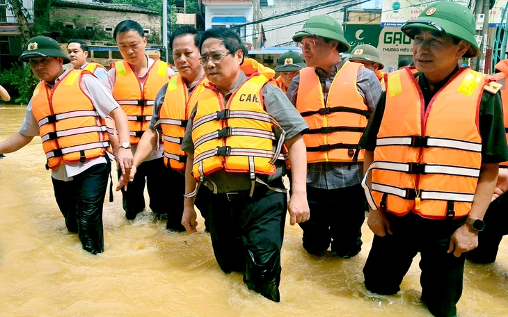 Dân vùng lũ Thái Nguyên leo mái nhà xin từng chai nước - Ảnh 14.