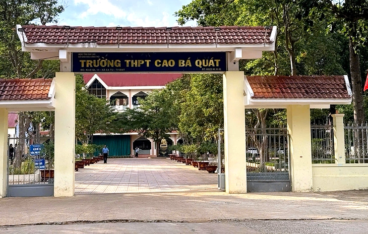 Miễn nhiệm hiệu trưởng cho học sinh lớp 12 'tự nguyện nghỉ học' - Ảnh 1.