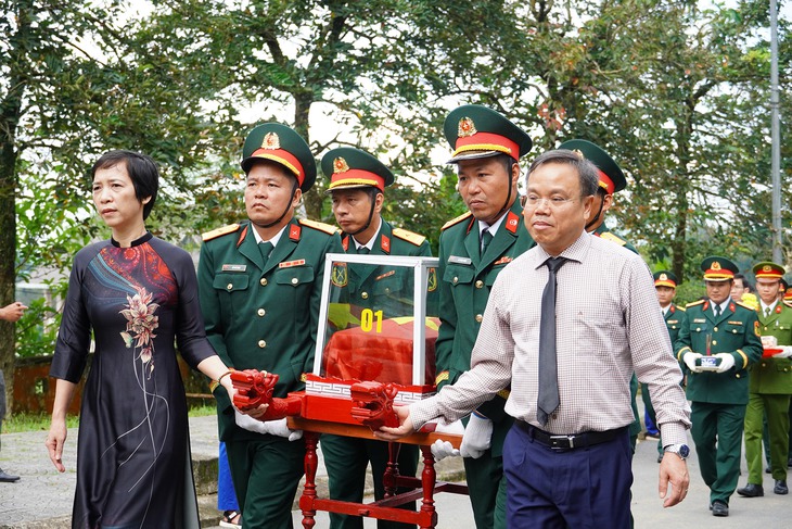 Dâng hương tưởng niệm 29 hài cốt liệt sĩ vừa được quy tập tại Thành cổ Quảng Trị - Ảnh 3.