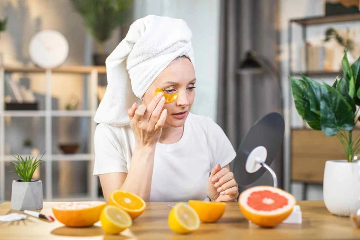 Cà phê, nước chanh và mật ong có trị được quầng thâm mắt? - Ảnh 1.