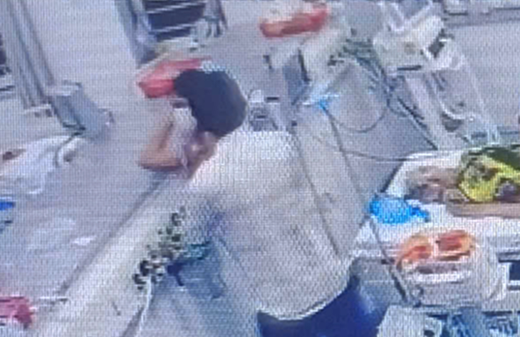 Vụ người đàn ông đánh liên tục vào đầu nữ điều dưỡng: Hành vi vi phạm nghiêm trọng - Ảnh 1.