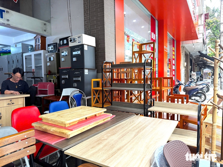 Củi tạp quanh vườn thành ván ép, viên nén gỗ... đi xuất khẩu - Ảnh 4.