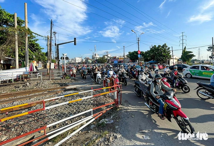 Từ cầu Bình Triệu đến Vĩnh Bình: Chi tiết các 'nút thắt cổ chai' khiến quốc lộ 13 tắc dài - Ảnh 3.