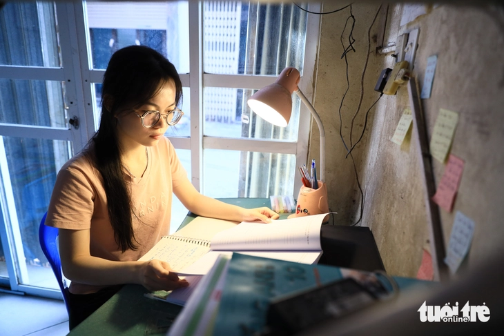 'Người con hiếu thảo Hà Nội' trong ngôi nhà 15m², đóng gói đinh vít kiếm tiền học Kinh tế quốc dân - Ảnh 1.