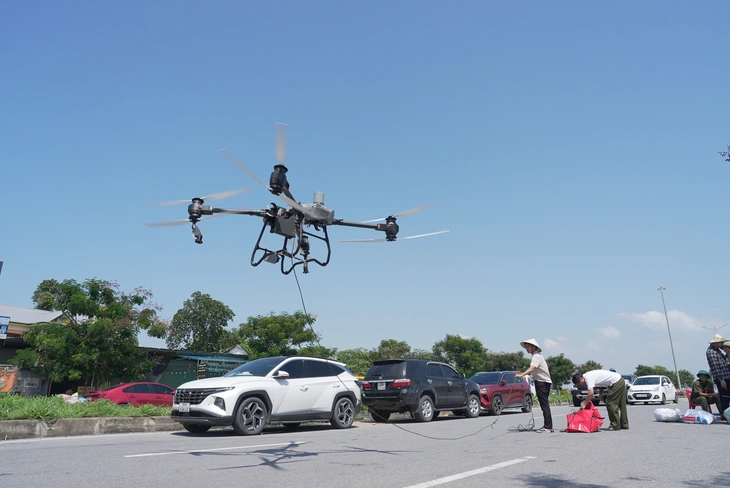 Thái Nguyên: Drone chở thuốc vào vùng lũ cho bé 4 tháng tuổi sốt cao - Ảnh 1.