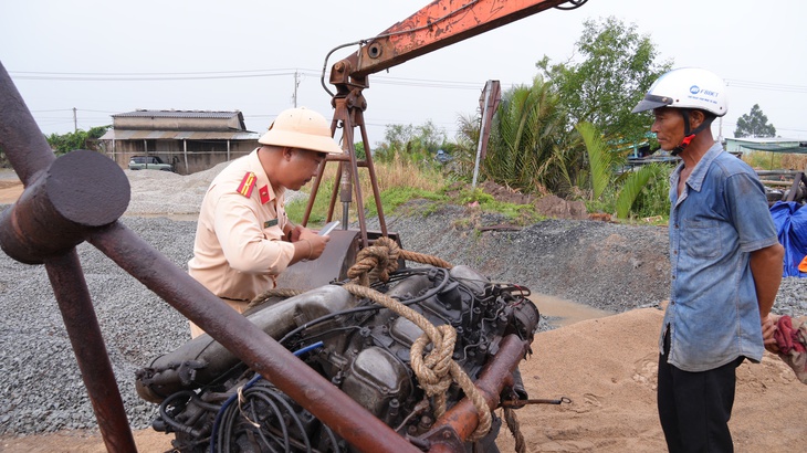 Vận động người dân tự tháo dỡ thiết bị bơm hút cát, sỏi- Ảnh 1. Vận động người dân tự tháo dỡ thiết bị bơm hút cát, sỏi - Ảnh 1.