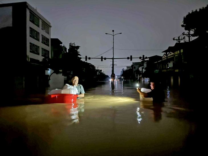 4 người chết, 2 mất tích, 200.000 ngôi nhà ở Thái Nguyên ngập lụt, khẩn cấp chống tràn đê Hà Châu - Ảnh 1.