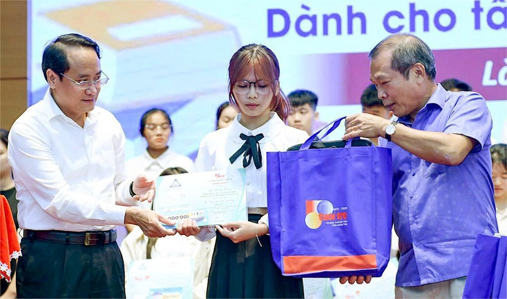 'Sẽ gọi ngay cho mẹ, đúng là học bổng Tiếp sức đến trường chứ không phải... lừa đảo' - Ảnh 1.